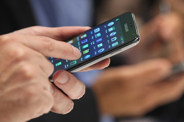 Apparecchi ed app spia su auto e telefono della compagna: denunciato