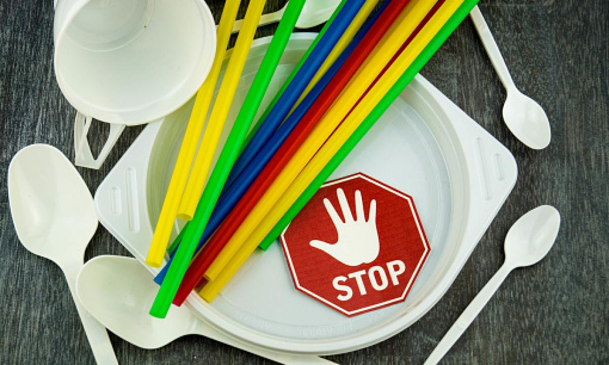 Plastica usa e getta bandita dal 7 gennaio: si è partiti, ma i commercianti non lo sanno