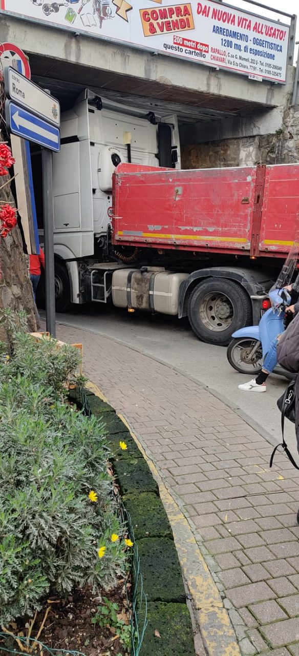 Camion incastrato in un sottopasso ferroviario