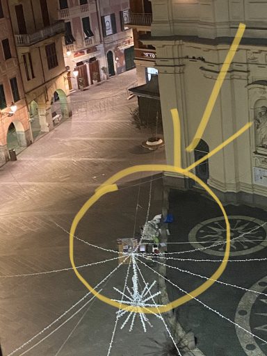 Sdraiato in piazza tra l’indifferenza dei passanti: la denuncia