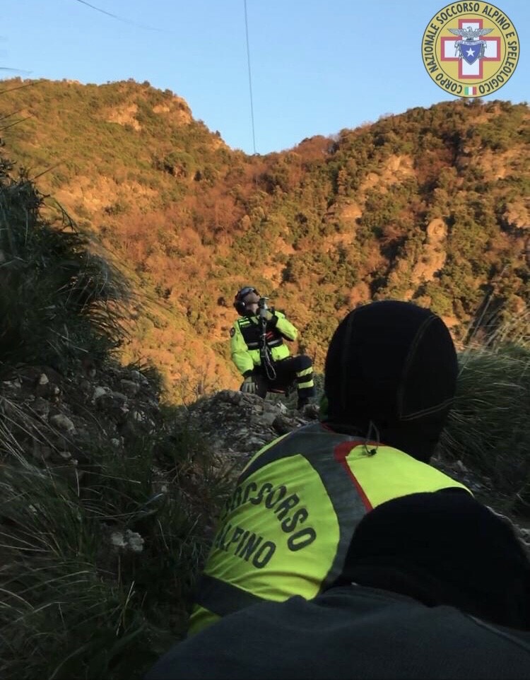 Cacciatore si sente nel male nel bosco, scattano i soccorsi