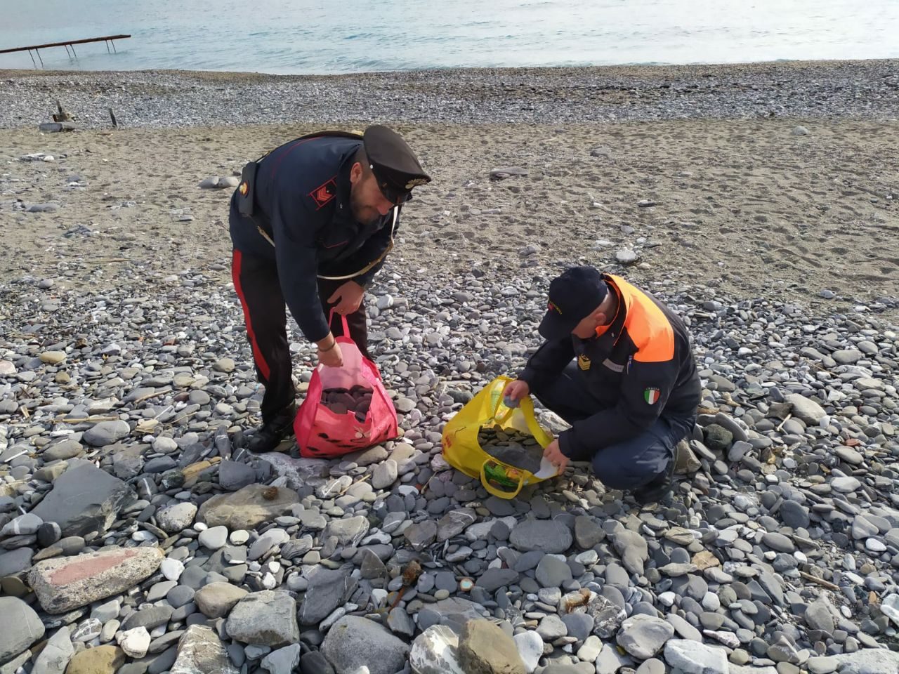 Ruba le pietre dalla spiaggia: denuncia e maxi multa ad imprenditore
