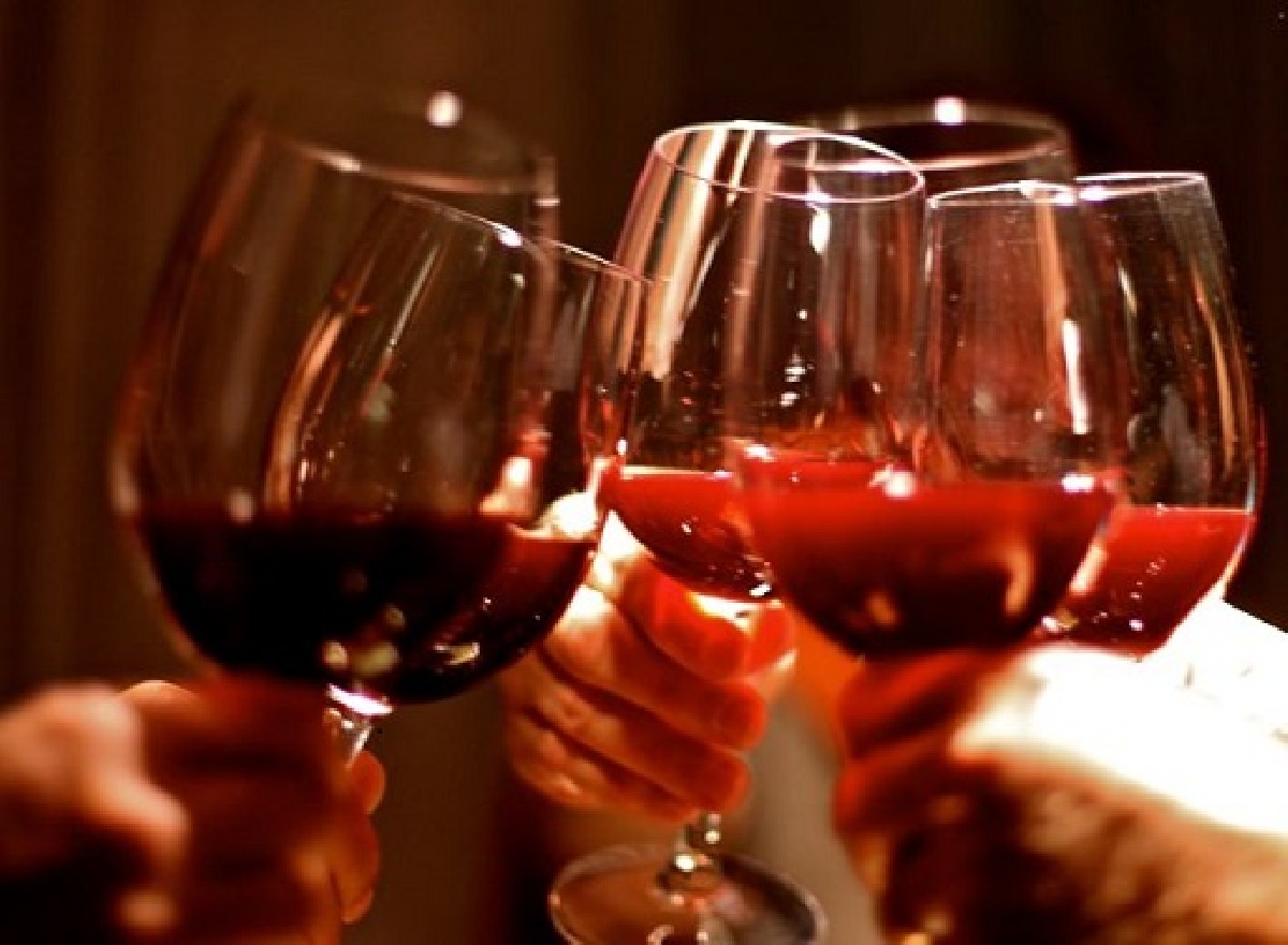 “Truffa del vino”: ristoratore sestrese non ci casca, due denunciati