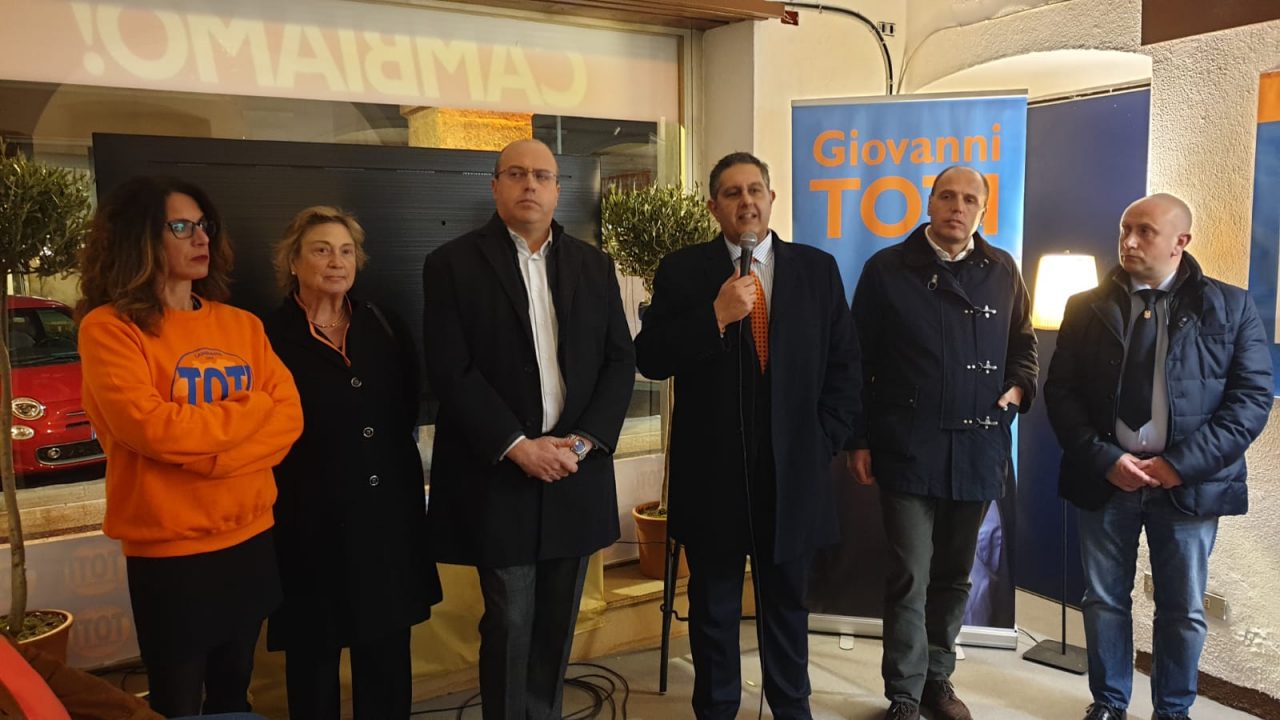 Chiavari, inaugurato il point di “Cambiamo con Toti Presidente”