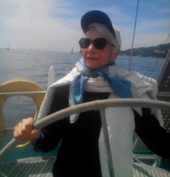 Angela Besana, la skipper che cavalca le onde a “soli” 102 anni