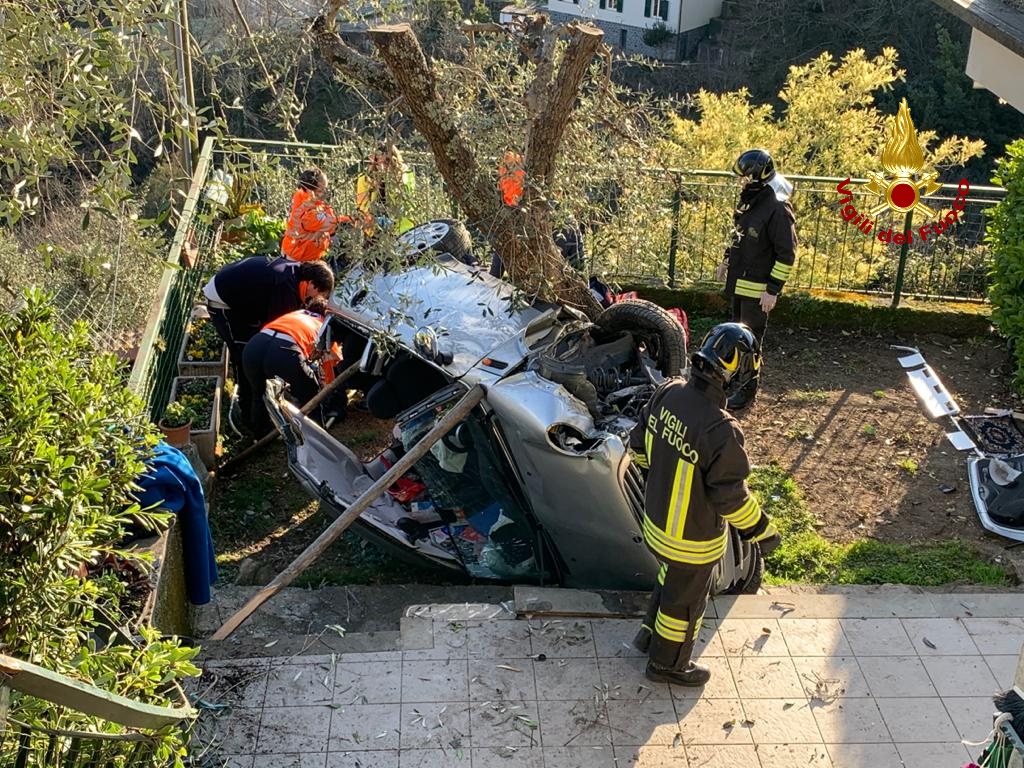 Donna perde il controllo e finisce con l’auto nel giardino di una casa