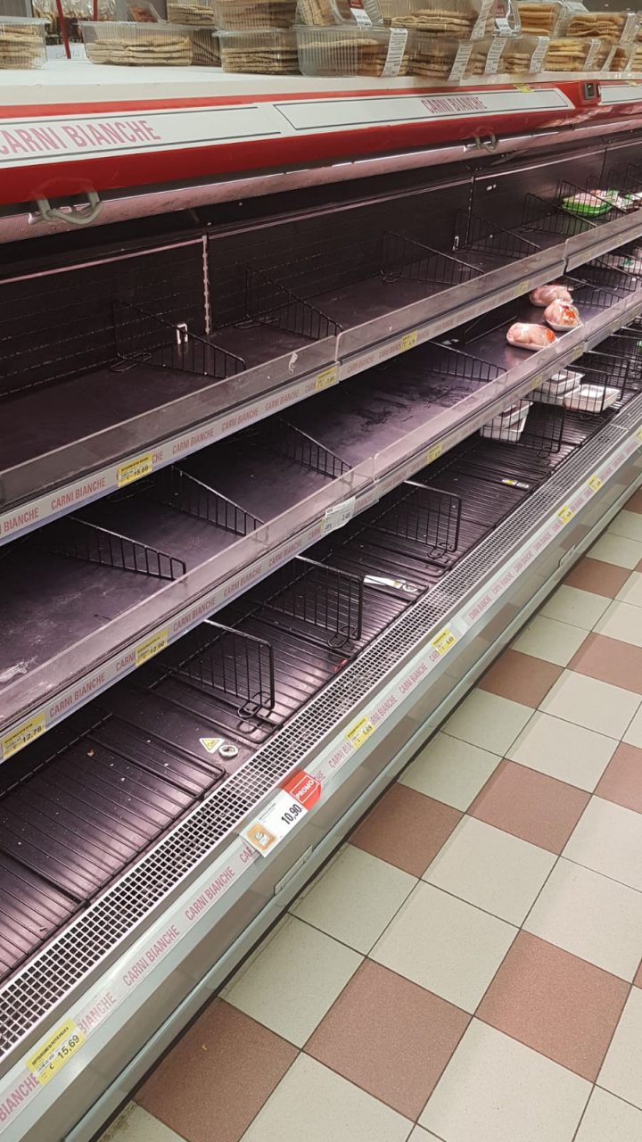 Psicosi coronavirus, presi d’assalto i supermercati