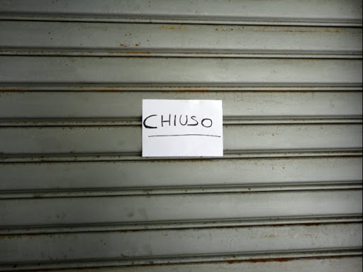 I negozi chiusi da tempo potranno trasformarsi in appartamenti o in nuovi locali… ma la legge è impugnata