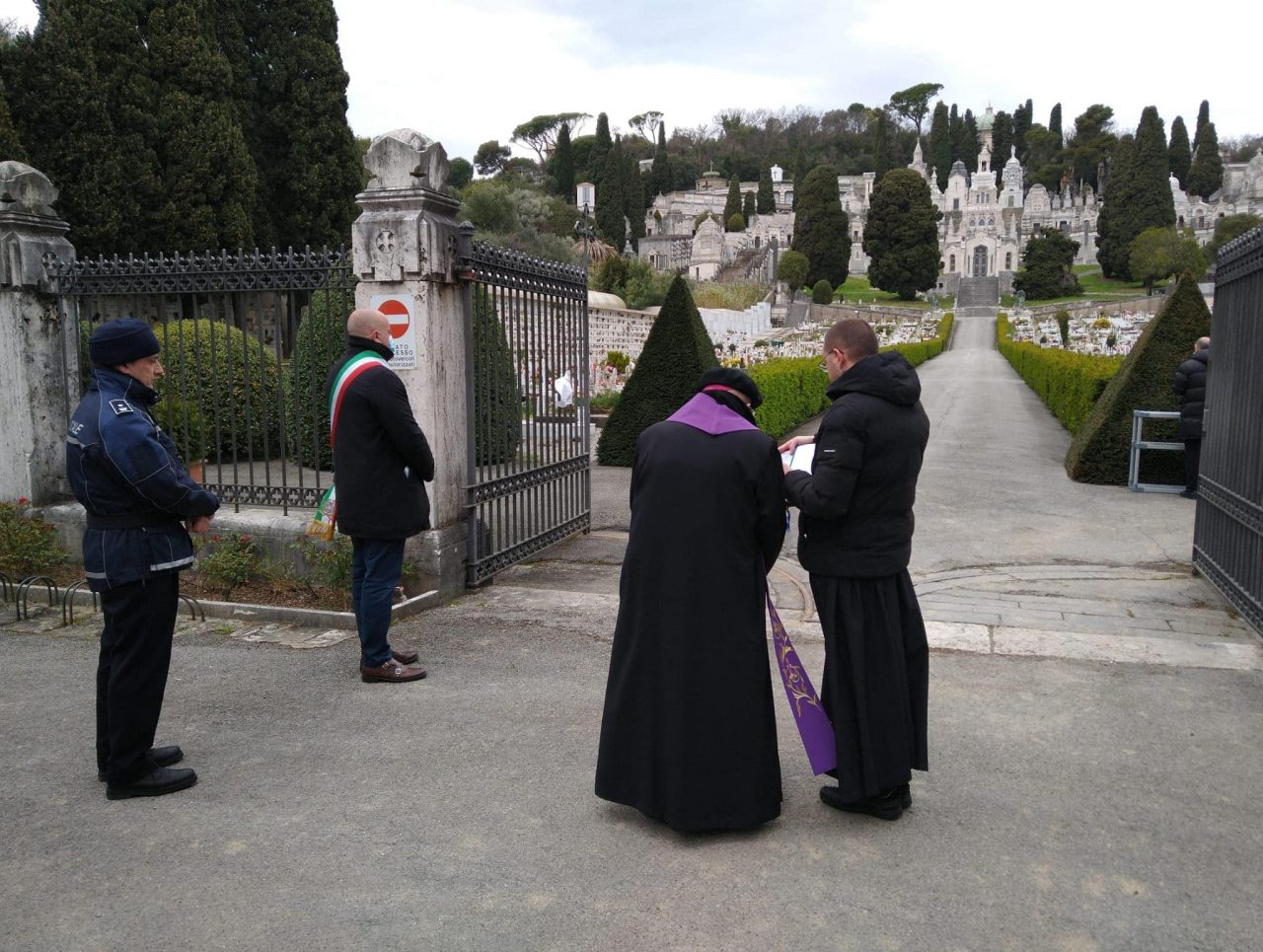 Di Capua e Tanasini in preghiera nel cimitero di Chiavari