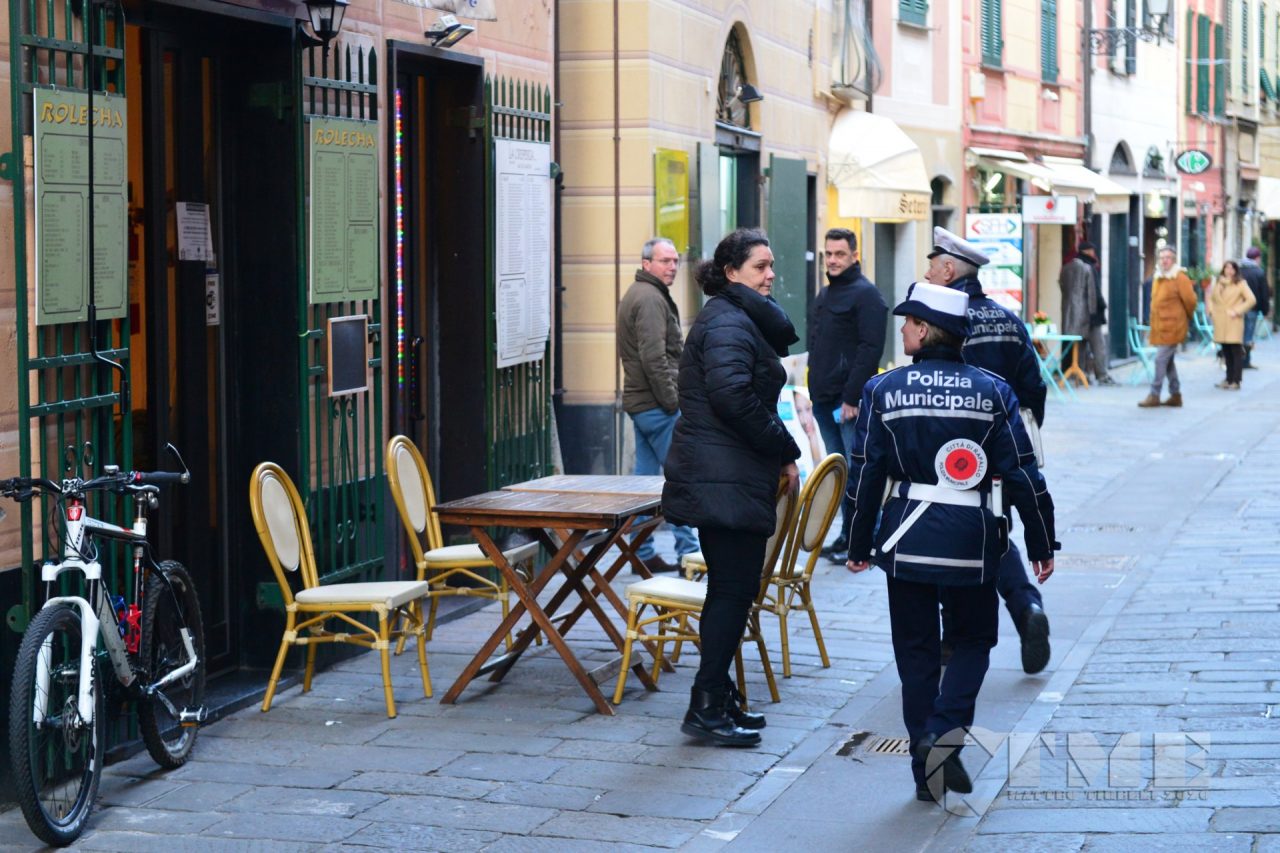 Covid: escalation di contatti, restrizioni in arrivo anche sulla movida