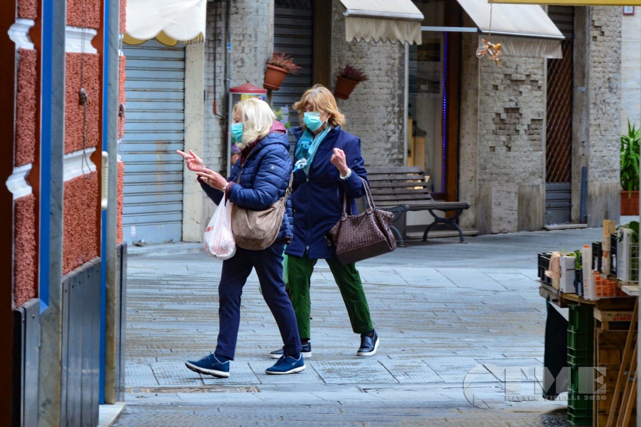 Altre classi in quarantena, chiusa anche una banca. E a Sestri multate tre persone che hanno violato la sorveglianza attiva