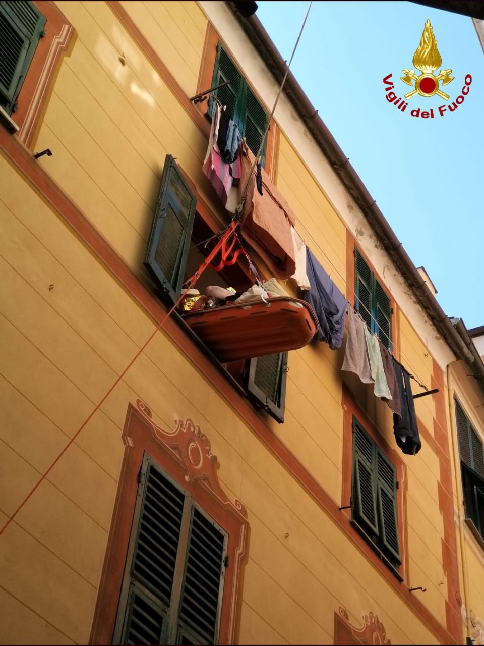 Deve andare all’ospedale ma pesa 200 kg, arrivano i vigili del fuoco