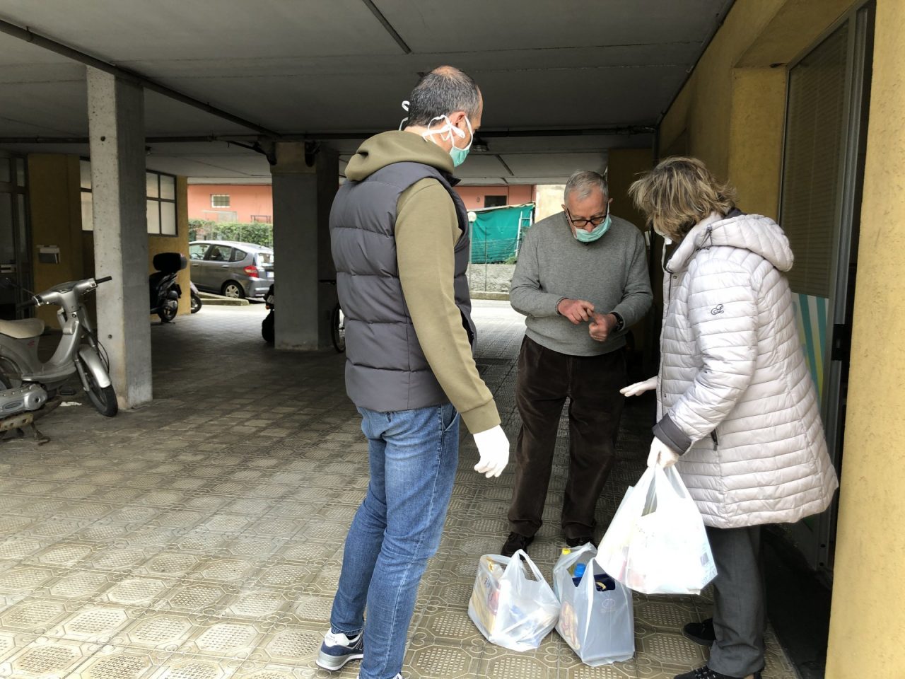 Chiavari, gli amministratori comunali consegnano la spesa a domicilio alle famiglie assistite dal Banco di Solidarietà