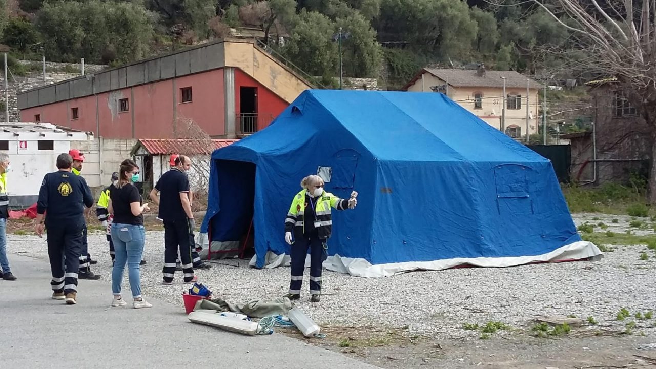 Chiavari, senzatetto positivo al virus: approntata una tenda per la quarantena della famiglia