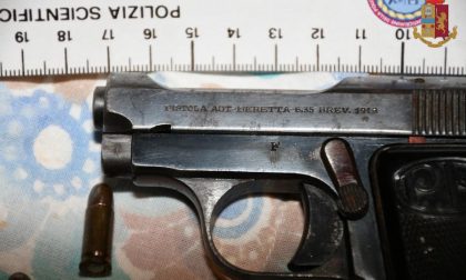 Due ordigni e una pistola in casa, arrestato