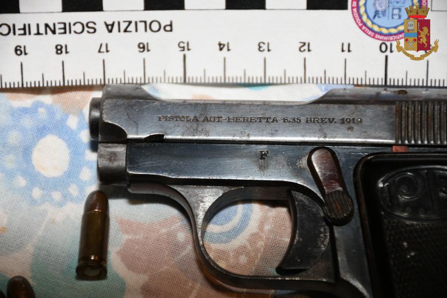 Due ordigni e una pistola in casa, arrestato
