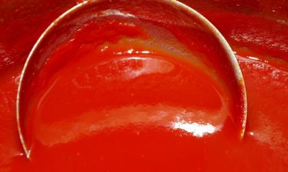 Frammenti di vetro nella salsa di pomodoro