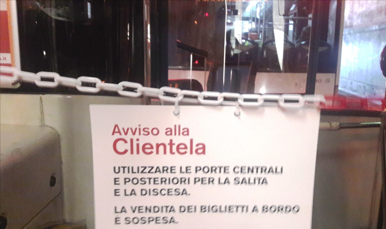 Prevenzione del virus: sui bus si sale solo da dietro, stop alla vendita dei biglietti a bordo