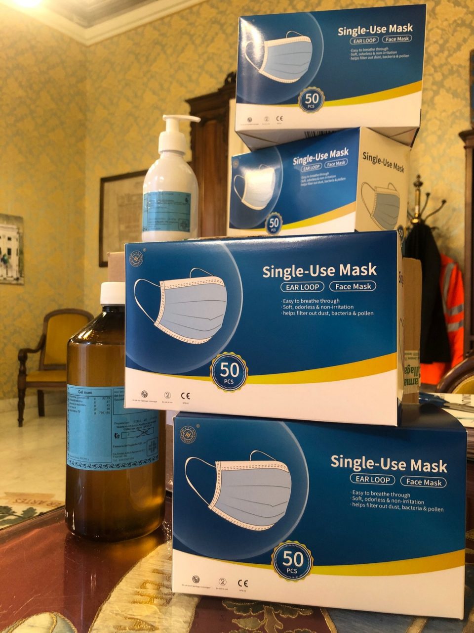 Donati gel e mascherine dalla farmacia Bellagamba