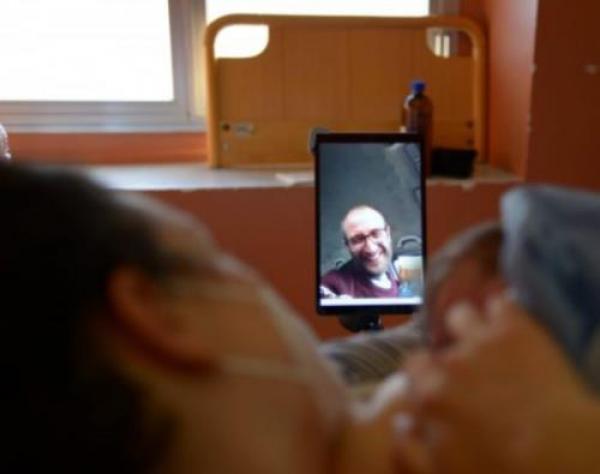 Il parto ai tempi del coronavirus con il tablet