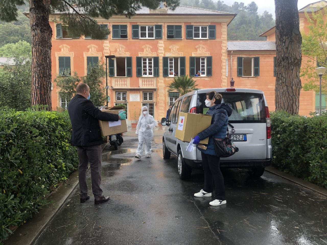 Di Capua consegna le mascherine