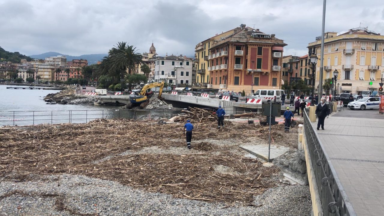 Iniziata la pulizia della spiaggia dell’Antico Castello sul Mare