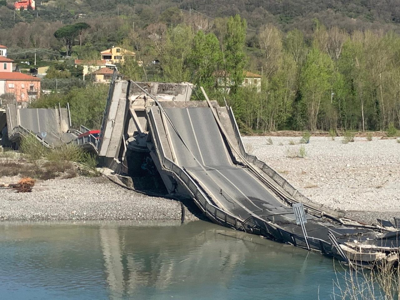 Crollato il ponte tra Ceparana e Albiano nello spezzino