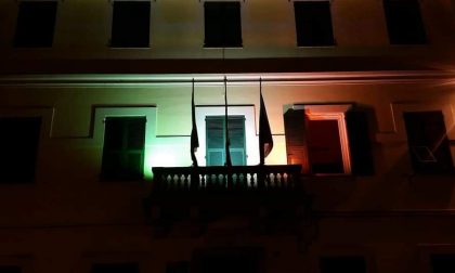 Il Municipio di Ne illuminato con il tricolore