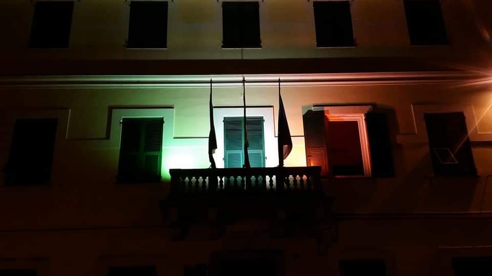 Il Municipio di Ne illuminato con il tricolore