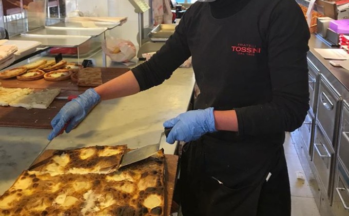 Panico da Tossini: dipendente minaccia con un coltello colleghi e clienti