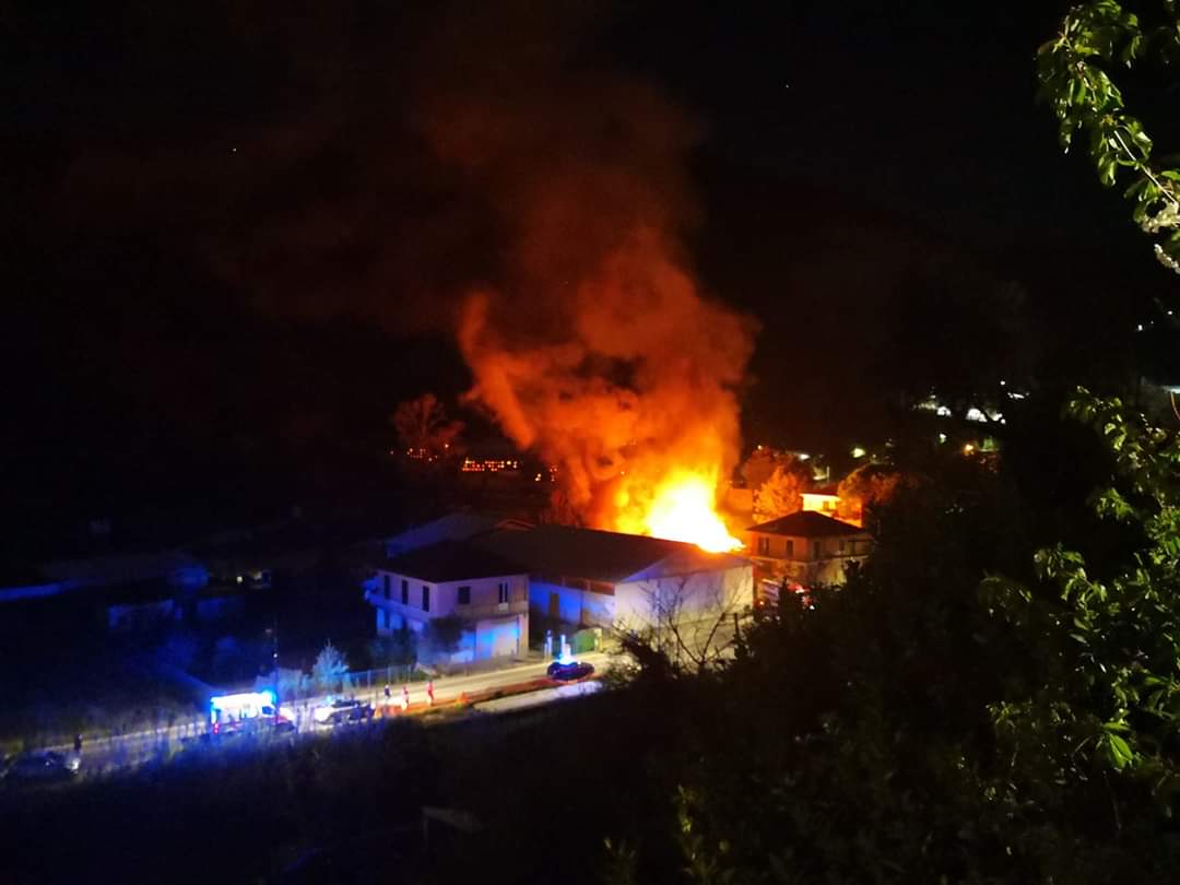 Esplosioni e incendio nella notte a Rapallo