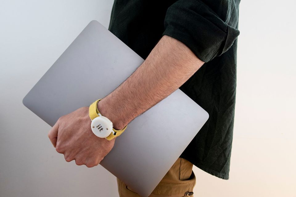 L’Ilt crea un braccialetto che misura temperatura comporea e distanza di sicurezza