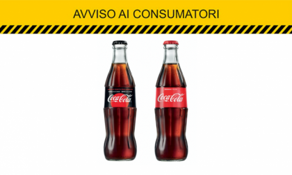 Filamenti di vetro nelle bottiglie di Coca Cola ritirate dai supermercati: «Non consumate questi lotti»