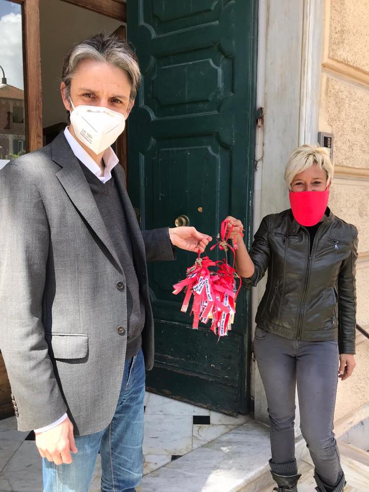 Commercianti consegnano chiavi in segno di protesta
