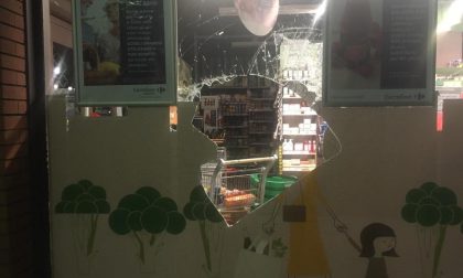 Chiavari, sfondata la vetrina di un supermercato