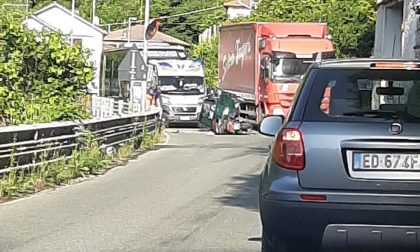 Donega, scontro ape-motorino