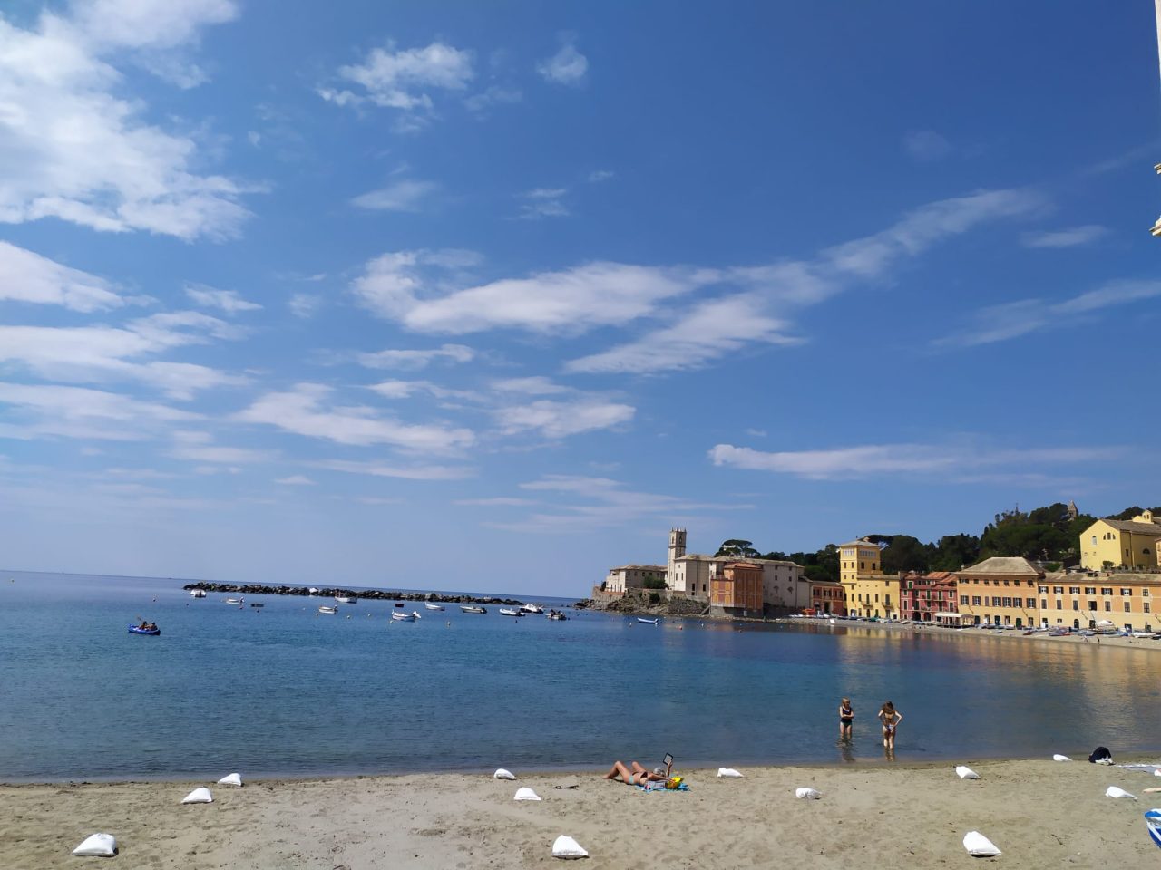 Sestri, online il sito per verificare in tempo reale i posti liberi in spiaggia