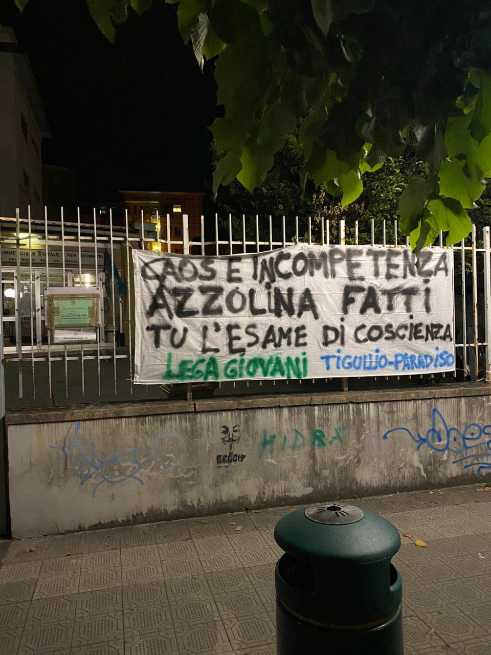 Striscione dei giovani della Lega contro Governo e ministro dell’Istruzione