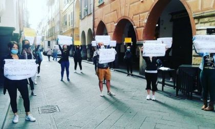 La protesta muta dei commercianti nel centro di Chiavari