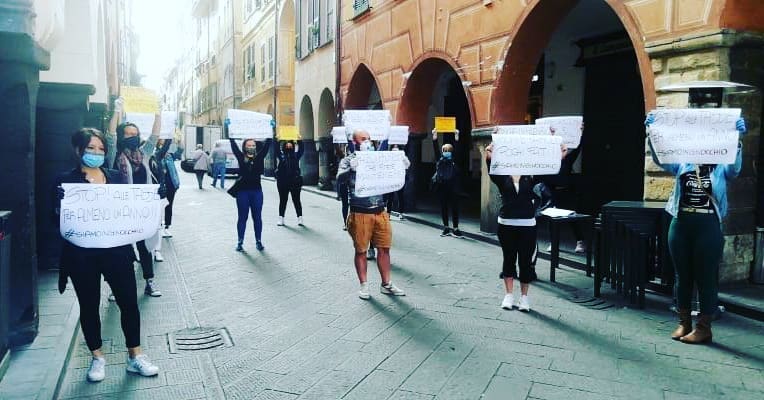 La protesta muta dei commercianti nel centro di Chiavari