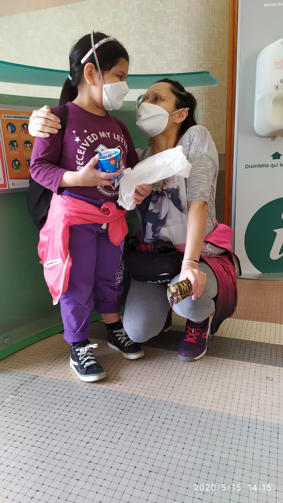un gelato a bimbi e genitori in uscita dall'ospedale