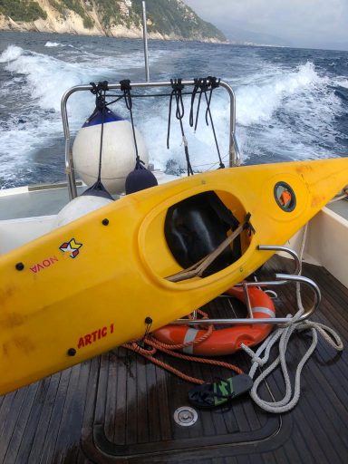 Perde il controllo della canoa e viene soccorso