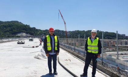 Passeggiata di Toti e del sindaco Bucci sul Ponte di Genova: “I primi 43 passi pensando alle vittime”. Il Video
