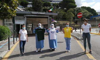 "Maglietta Sospesa": oggi la donazione di 80 t-shirt agli operatori del San Martino