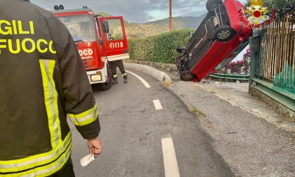 Donna in bilico con l'auto salvata dai Vigili del fuoco