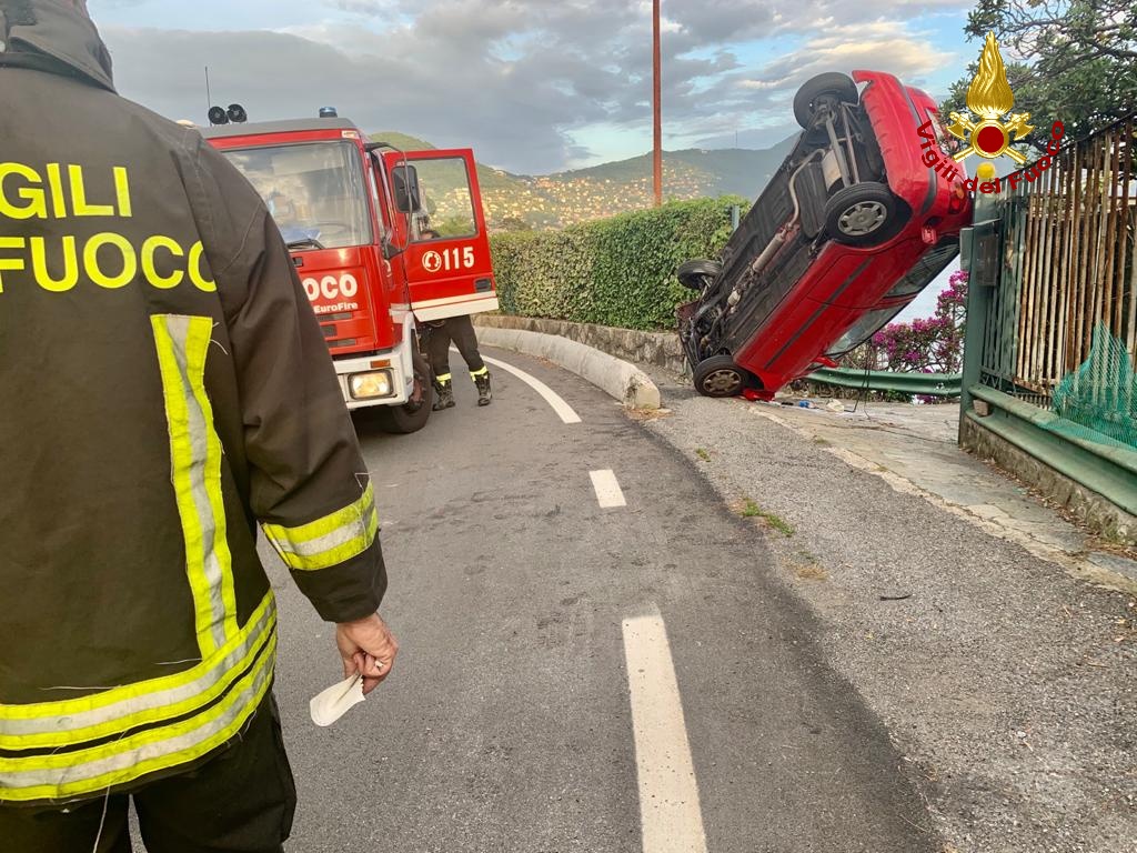 Donna in bilico con l’auto salvata dai Vigili del fuoco