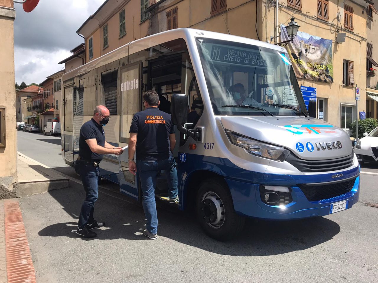 Caccia ai furbetti senza biglietto: controlli a tappeto sugli autobus liguri