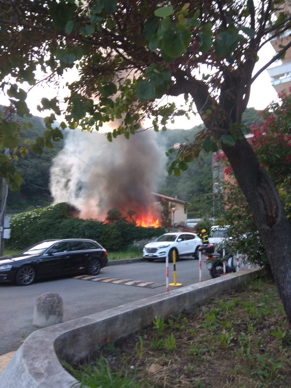 Recco, va a fuoco un magazzino