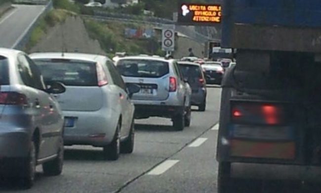 Crollo cavi in A12, lunghe code in direzione Genova
