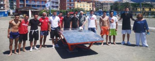 Ai Bagni Esperia anche i giocatori dell’Entella: inaugurato un tavolo da “Teqball”